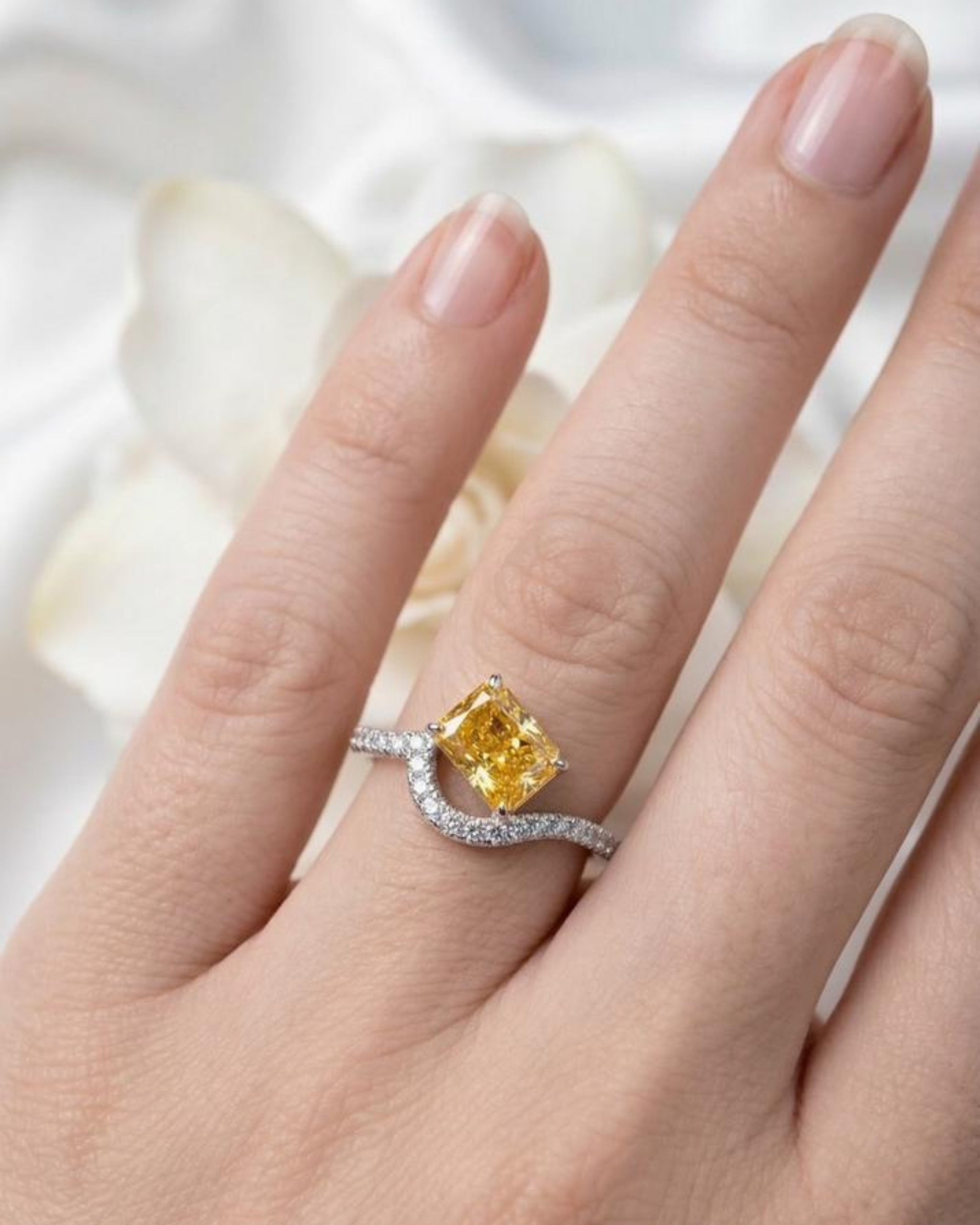 Curved Wave Ring – Yellow Crushed Ice