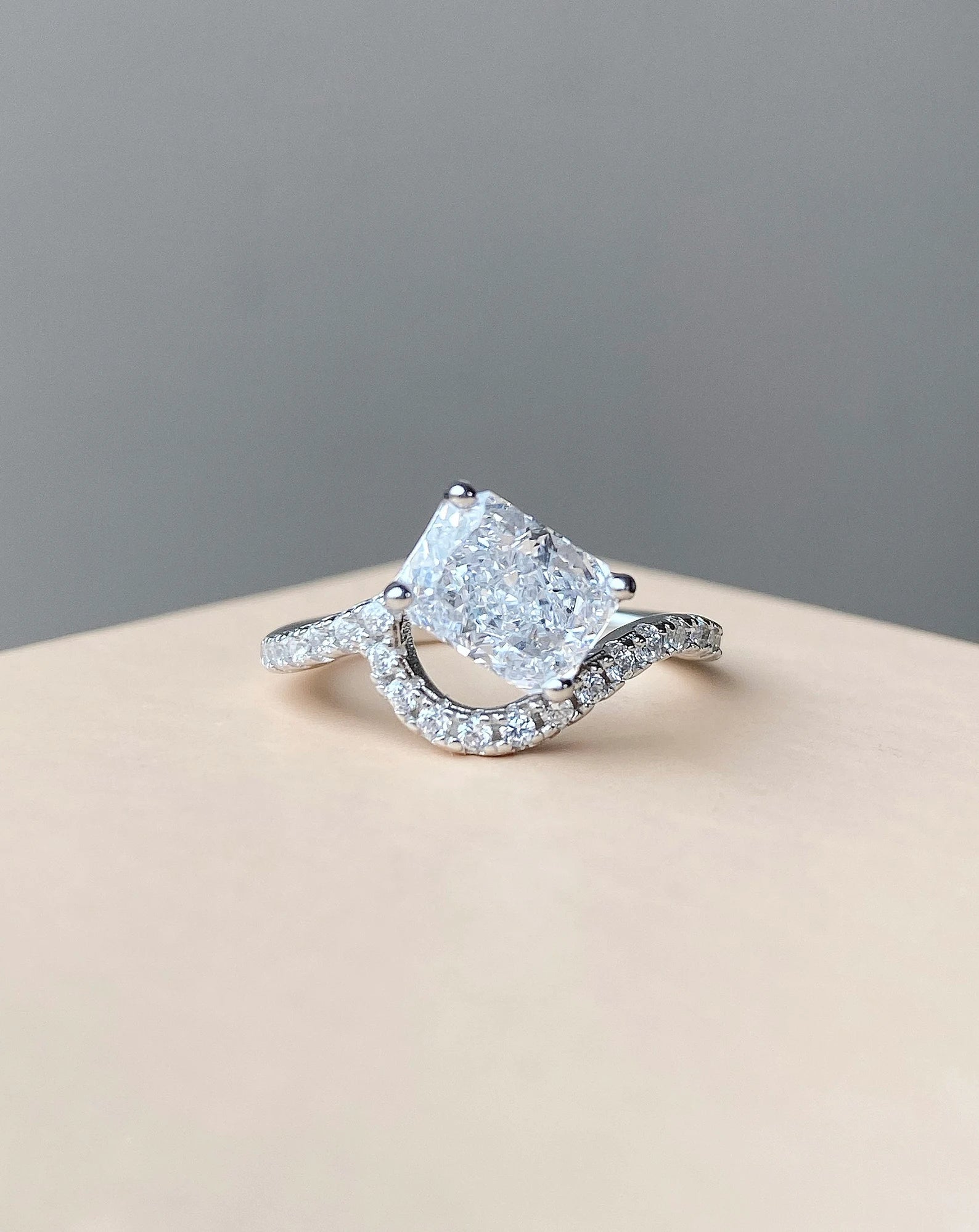 Curved Band Wave Ring Crushed Ice Stone