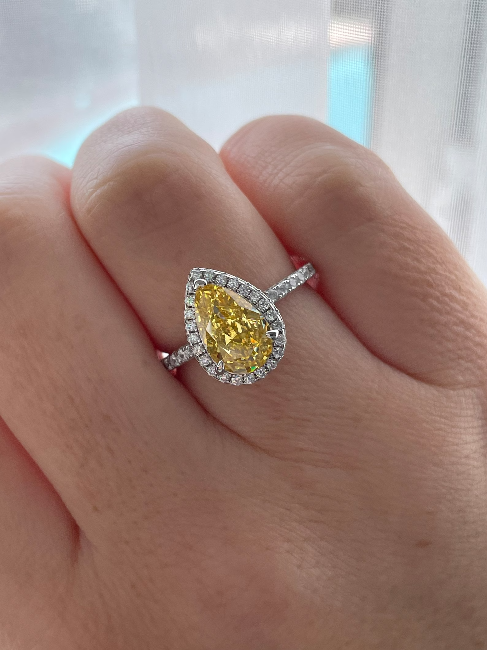 Canary Pear Shaped Crushed Ice Ring