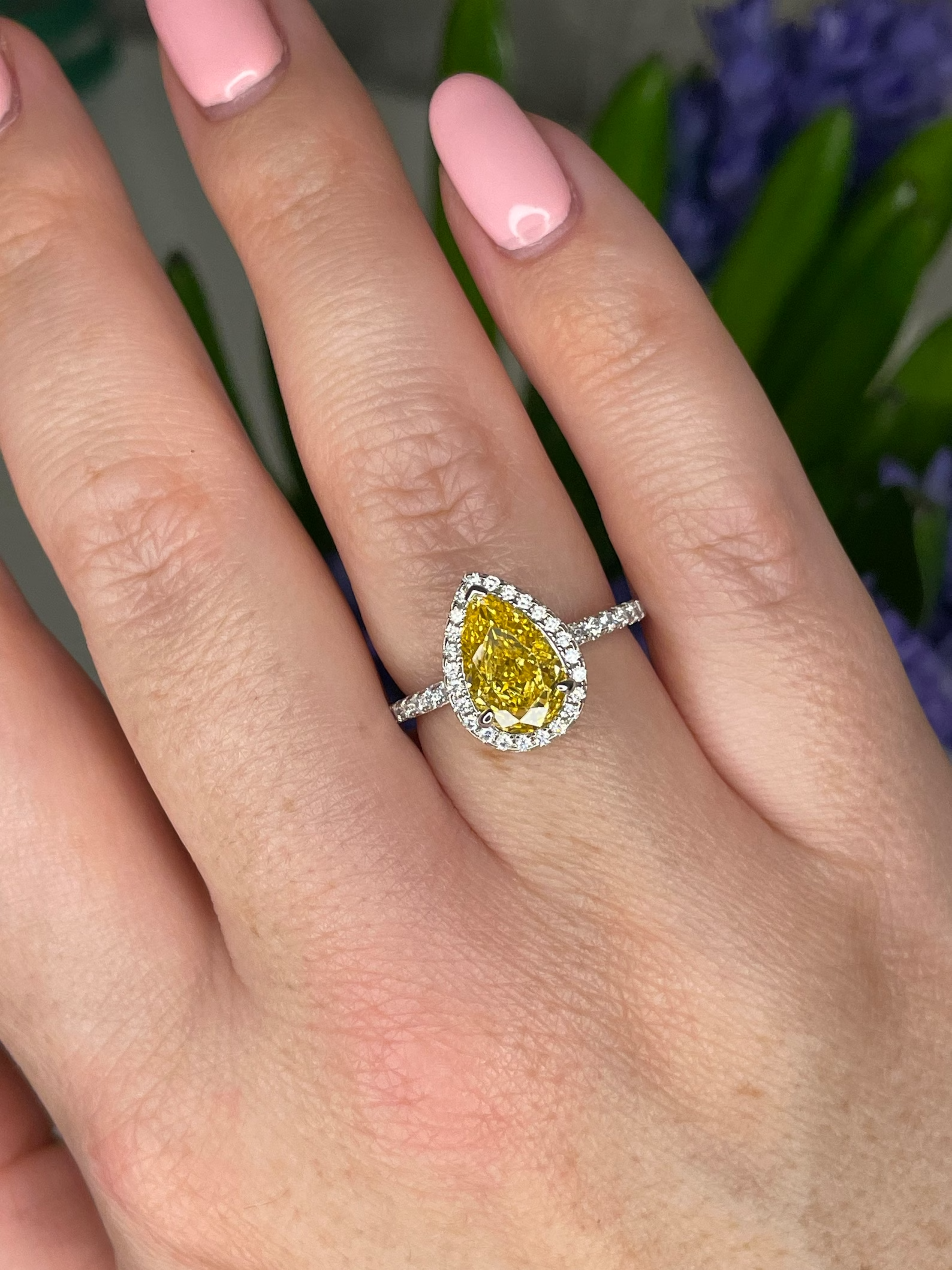 Canary Pear Shaped Crushed Ice Ring